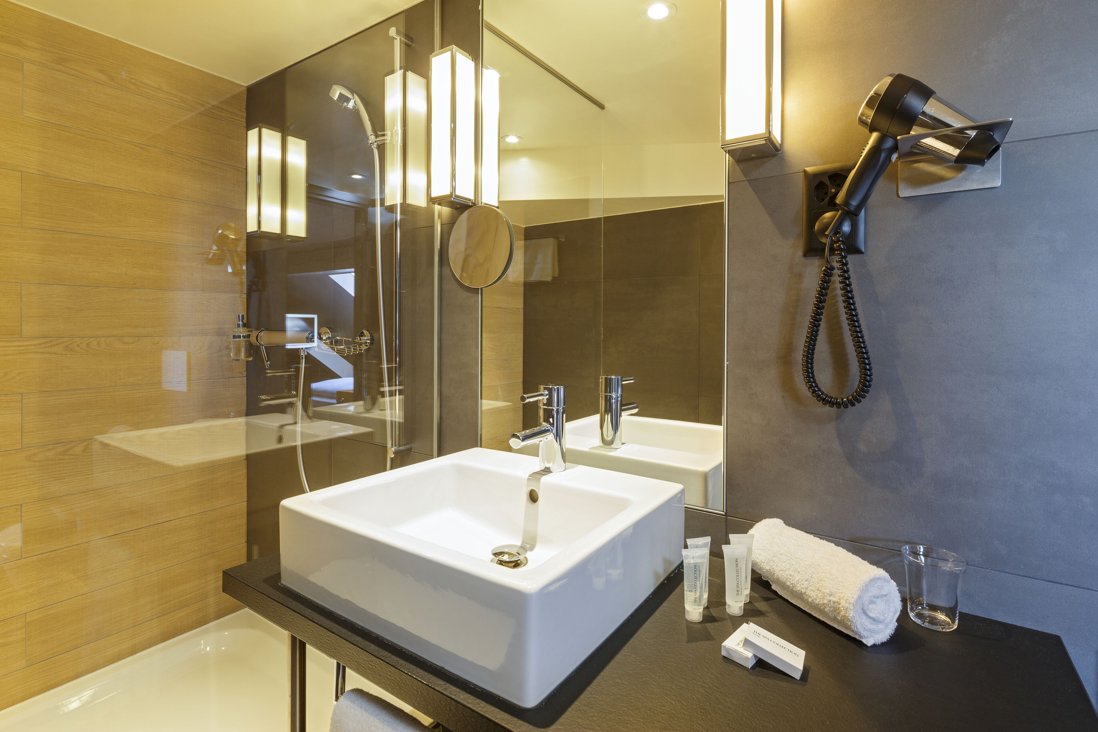 single room, 1 single bed | bathroom | deep-soaking bathtub, hair dryer, towels