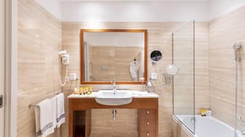 Ropa de cama de alta calidad, edredón, camas Select Comfort y minibar