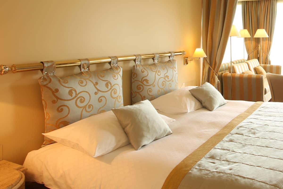 Ropa de cama de alta calidad, edredón, camas Select Comfort y minibar
