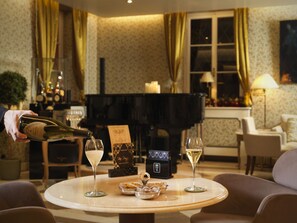 Piano bar, garden views, open daily