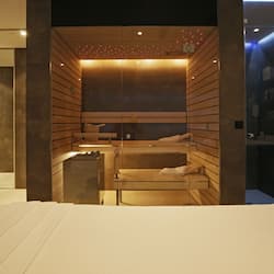 Salas para tratamentos a dois, sauna seca, banheira de hidromassagem