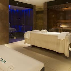 Salas para tratamentos a dois, sauna seca, banheira de hidromassagem