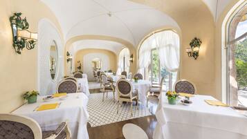 Daily buffet breakfast (CHF 45 per person)