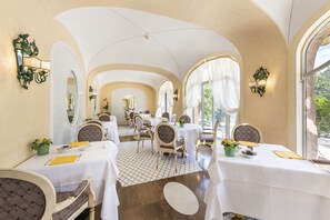 Daily buffet breakfast (CHF 45 per person)