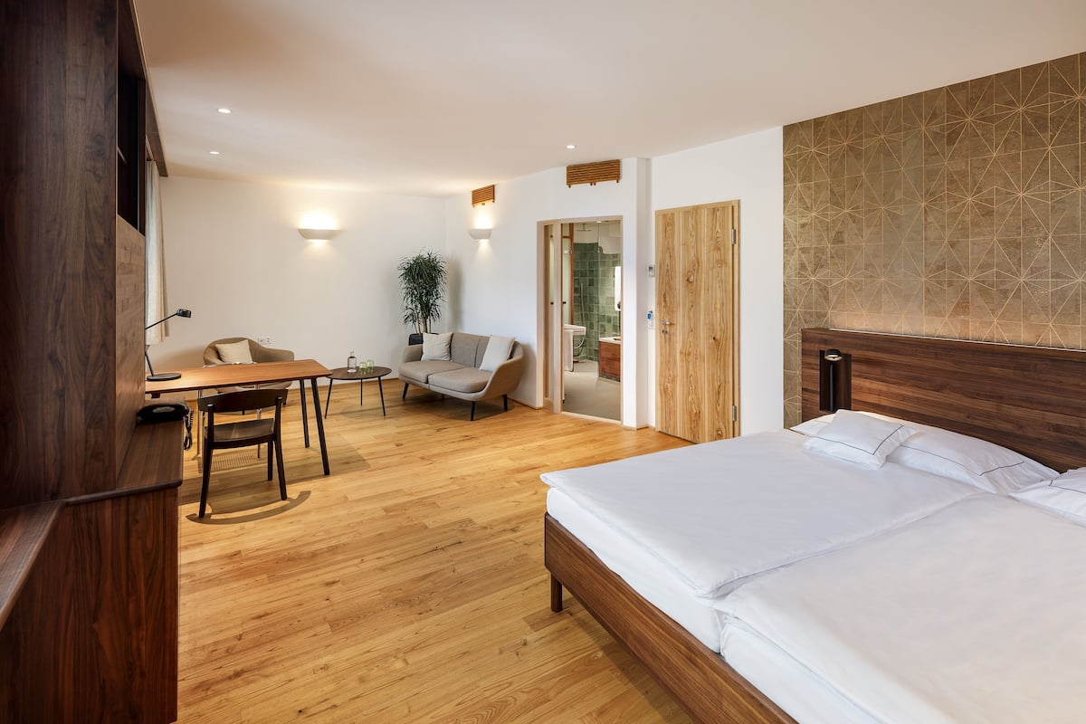 grand double room | 1 bedroom, hypo-allergenic bedding, in-room safe, desk