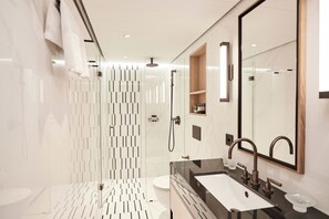 Zimmer, Terrasse (City Rooftop, Double) | Badezimmer | Kostenlose Toilettenartikel, Haartrockner, Bademäntel, Hausschuhe