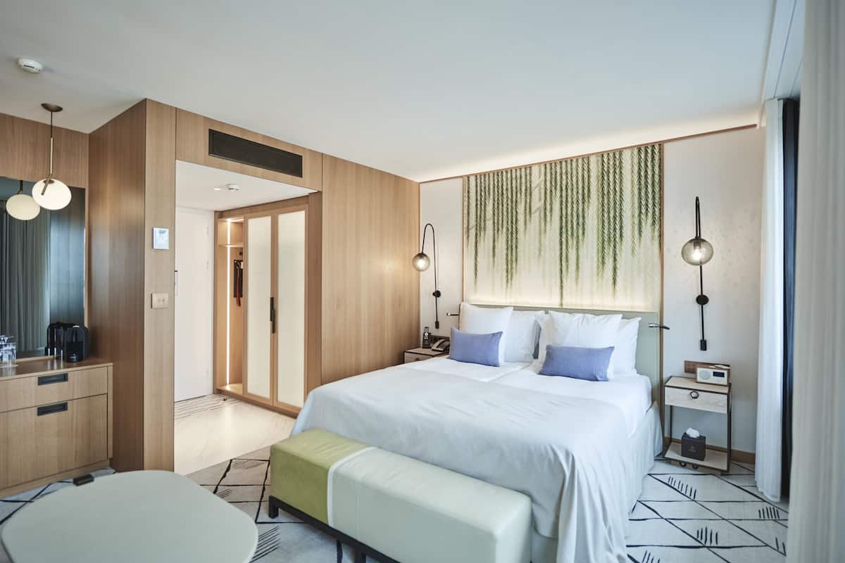 1 bedroom, hypo-allergenic bedding, Select Comfort beds, minibar