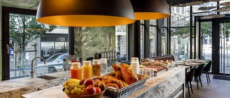 供應早餐 (每人 CHF20.00)