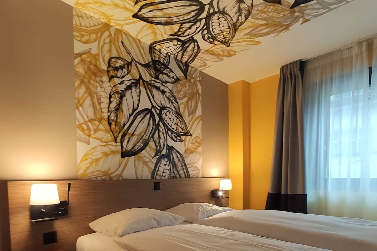 Premium bedding, down comforters, minibar, in-room safe
