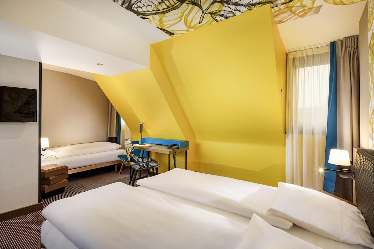 Superior driepersoonskamer | Luxe beddengoed, donsdekens, een minibar, een kluis op de kamer