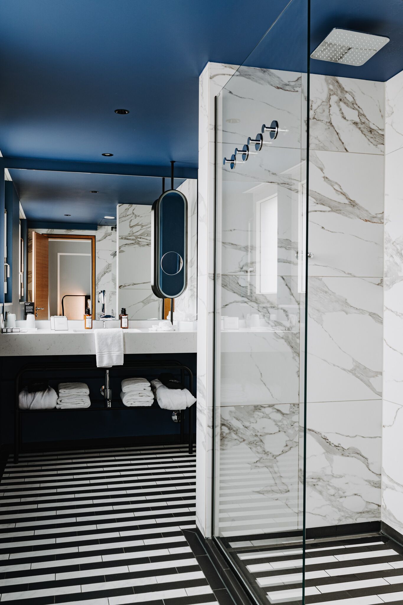 junior suite, 1 king bed | bathroom | shower, free toiletries, hair dryer, bathrobes