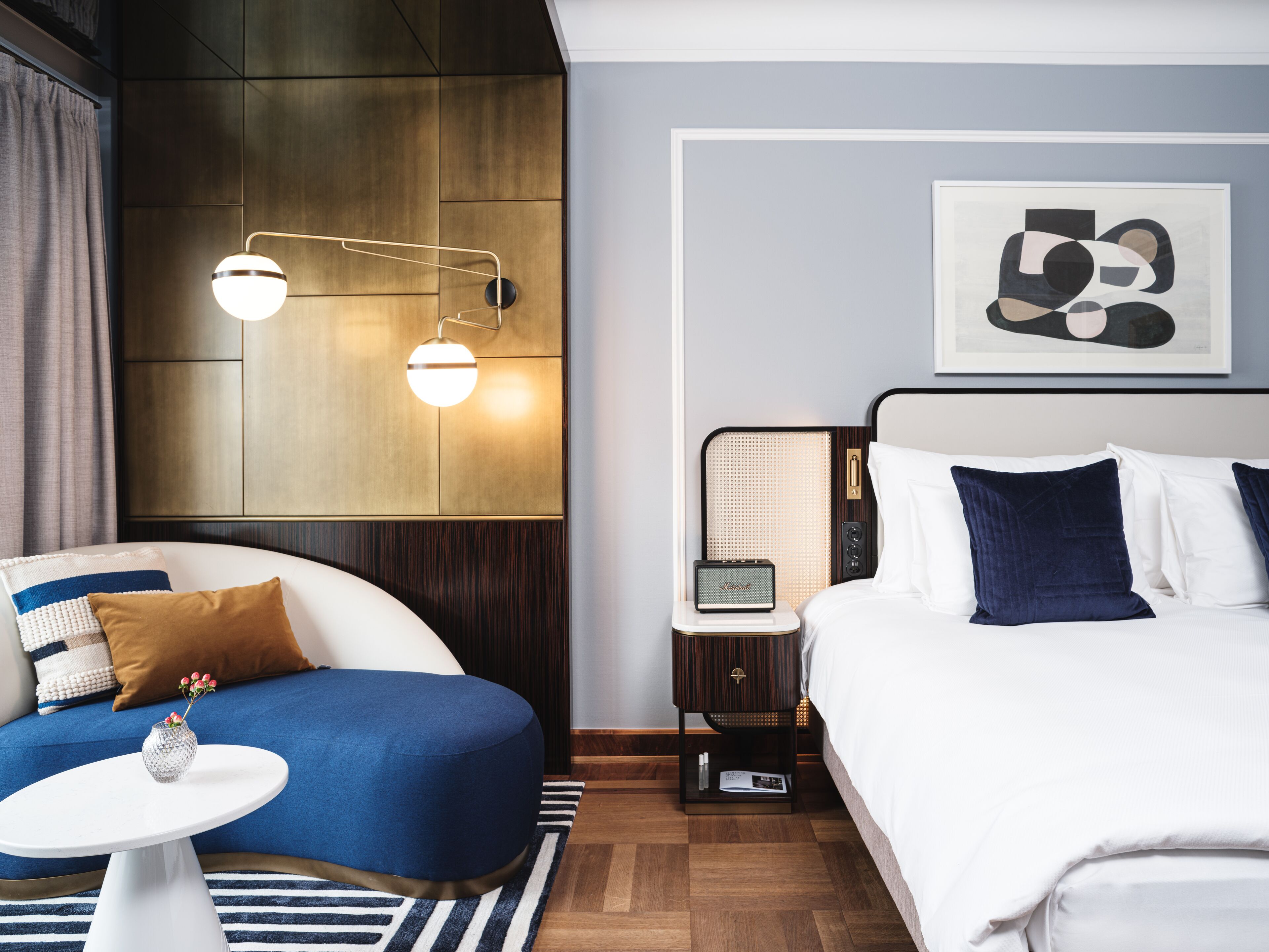 premium double room, lake view | living area | flat-screen tv, books