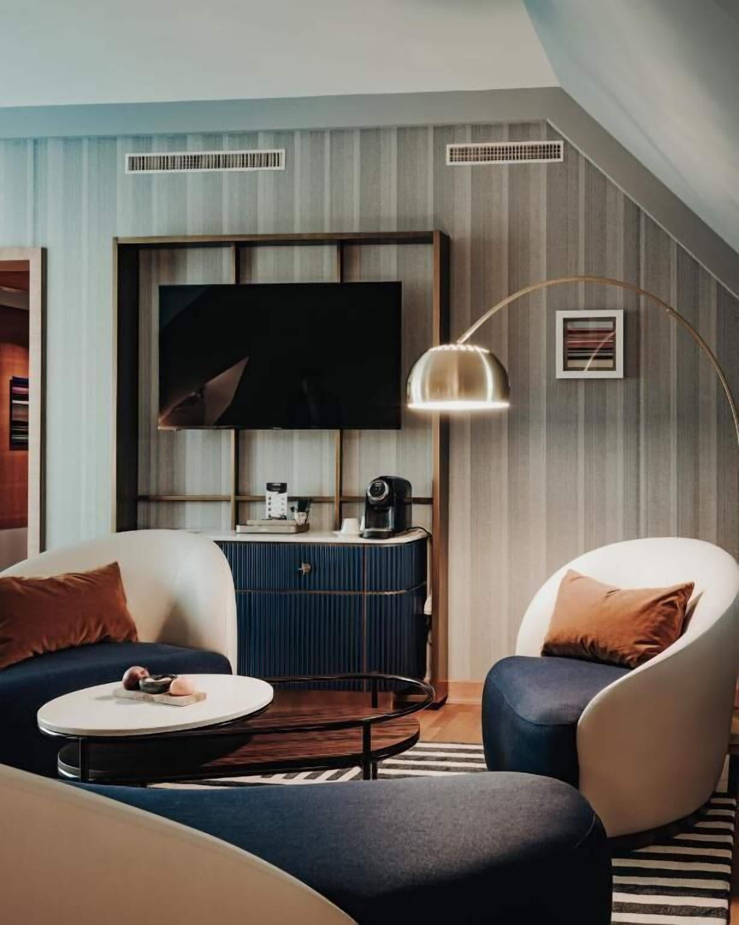 junior suite, 1 king bed | 1 bedroom, premium bedding, pillow-top beds, minibar