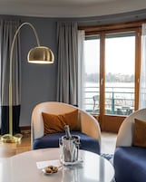 Suíte júnior, 1 cama King, vista para o lago | Roupas de cama premium, camas com colchões pillow-top, frigobar