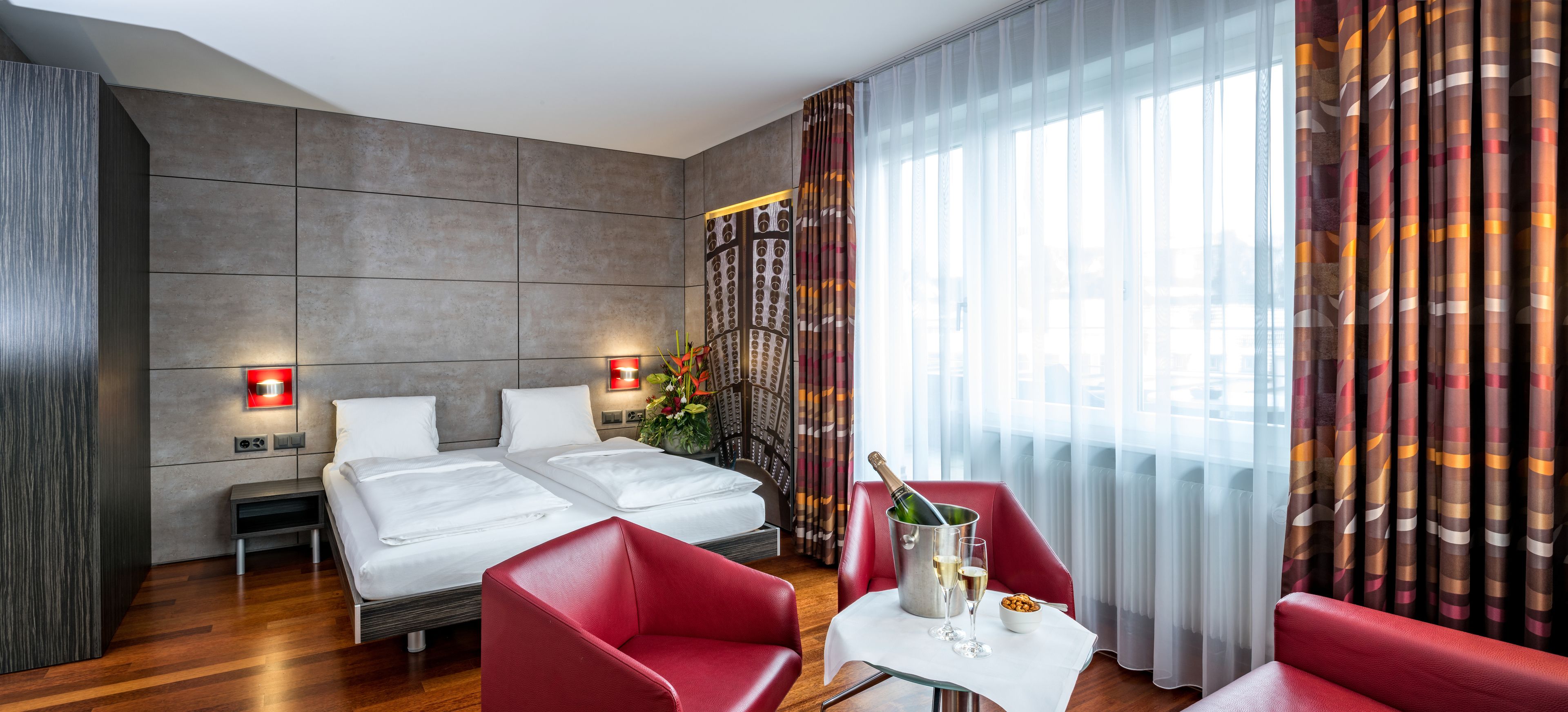 double room | 1 bedroom, hypo-allergenic bedding, in-room safe, desk