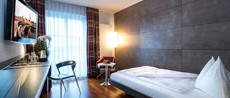Hypo-allergenic bedding, in-room safe, desk, blackout drapes