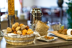 Café da manhã com buffet todos os dias mediante uma taxa