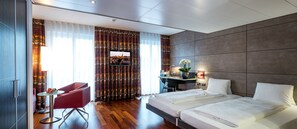 Hypo-allergenic bedding, in-room safe, desk, blackout curtains - Hotel Sternen Oerlikon (Zürich)