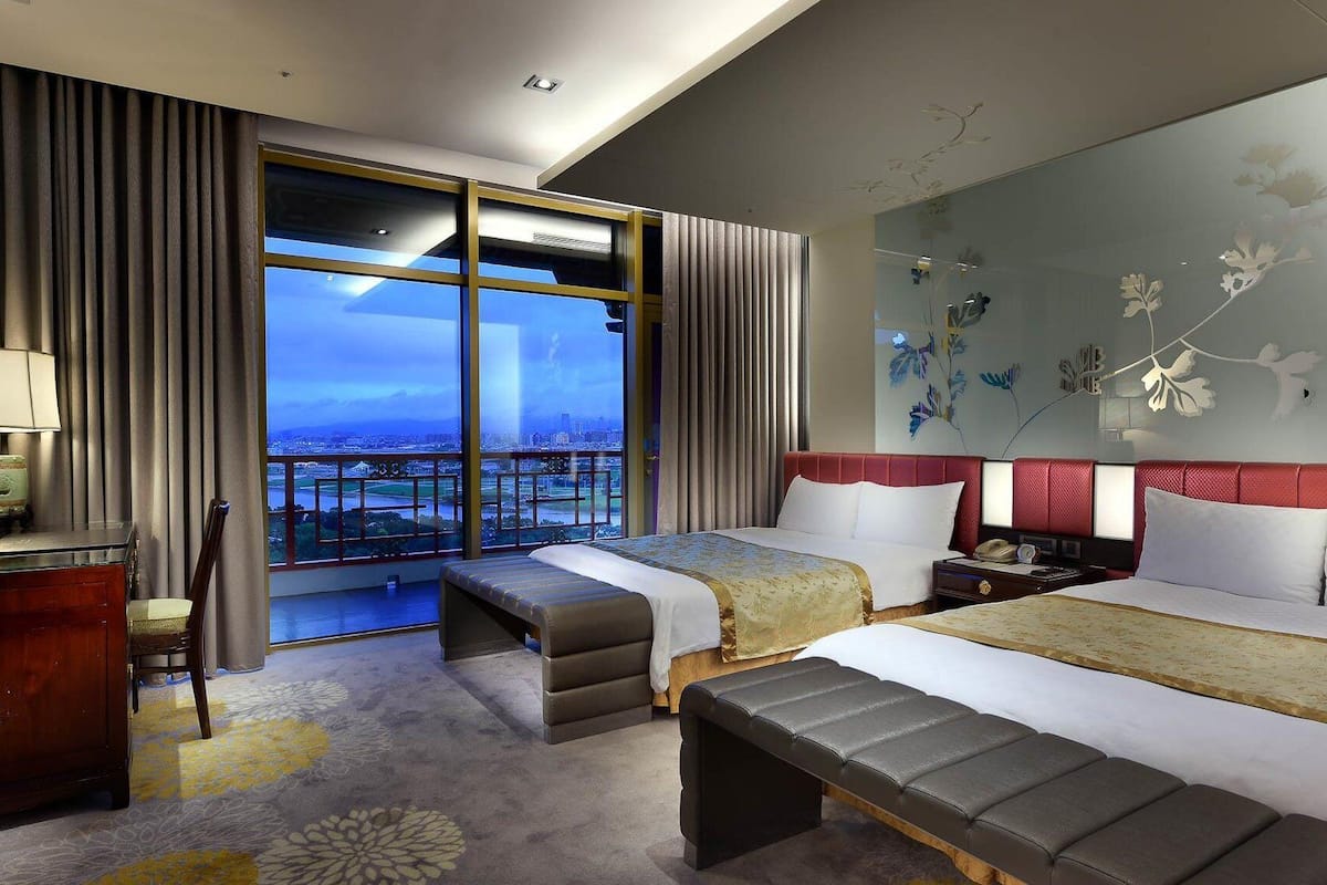 1 bedroom, down duvets, pillow-top beds, in-room safe