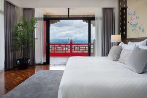 ห้องเอ็กเซกคิวทีฟ | ผ้านวมขนเป็ด, เตียงพร้อมฟูกเสริมที่นอน, ตู้นิรภัยในห้องพัก, โต๊ะทำงาน