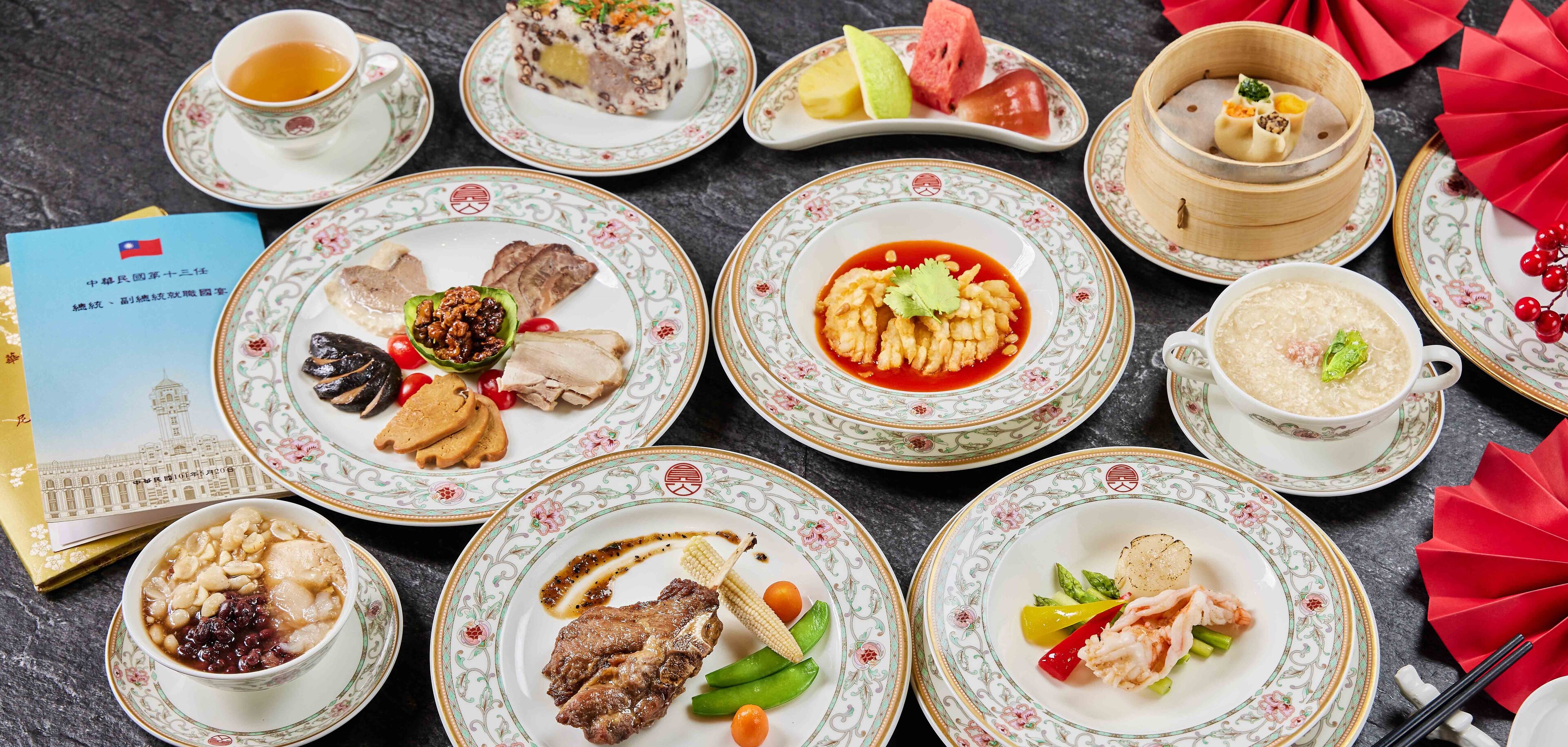 Una mesa dispuesta con diversos platos, incluyendo un tazón de sopa, un plato con carne y una taza de té.
