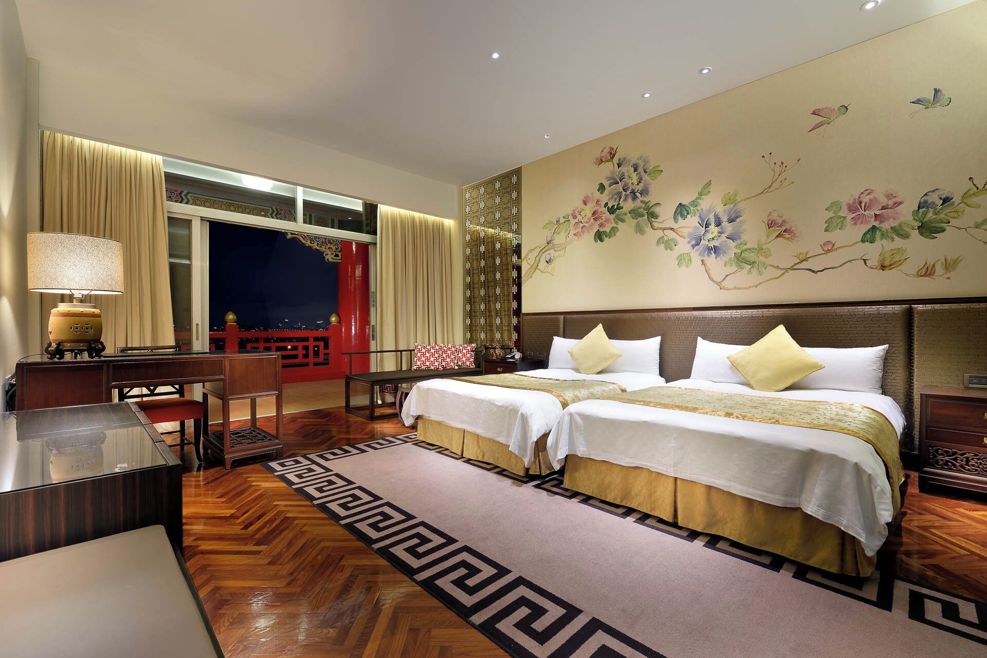 Habitació doble bàsica, 2 llits dobles, vistes a la ciutat, torre | Cobrellits i matalassos amb encoixinament addicional 