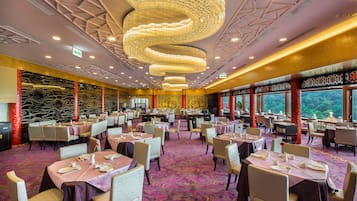 4 restaurants, breakfast, lunch, dinner served; Chinese cuisine