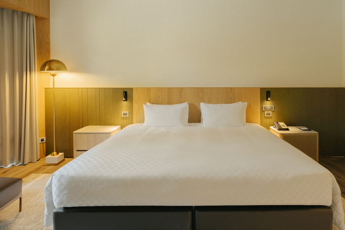 Newly Renovated / Golden Dragon Room-Double Bed (The Back Building Golden Dragon Pavilion) | Down comforters, pillowtop beds, in-room safe, desk