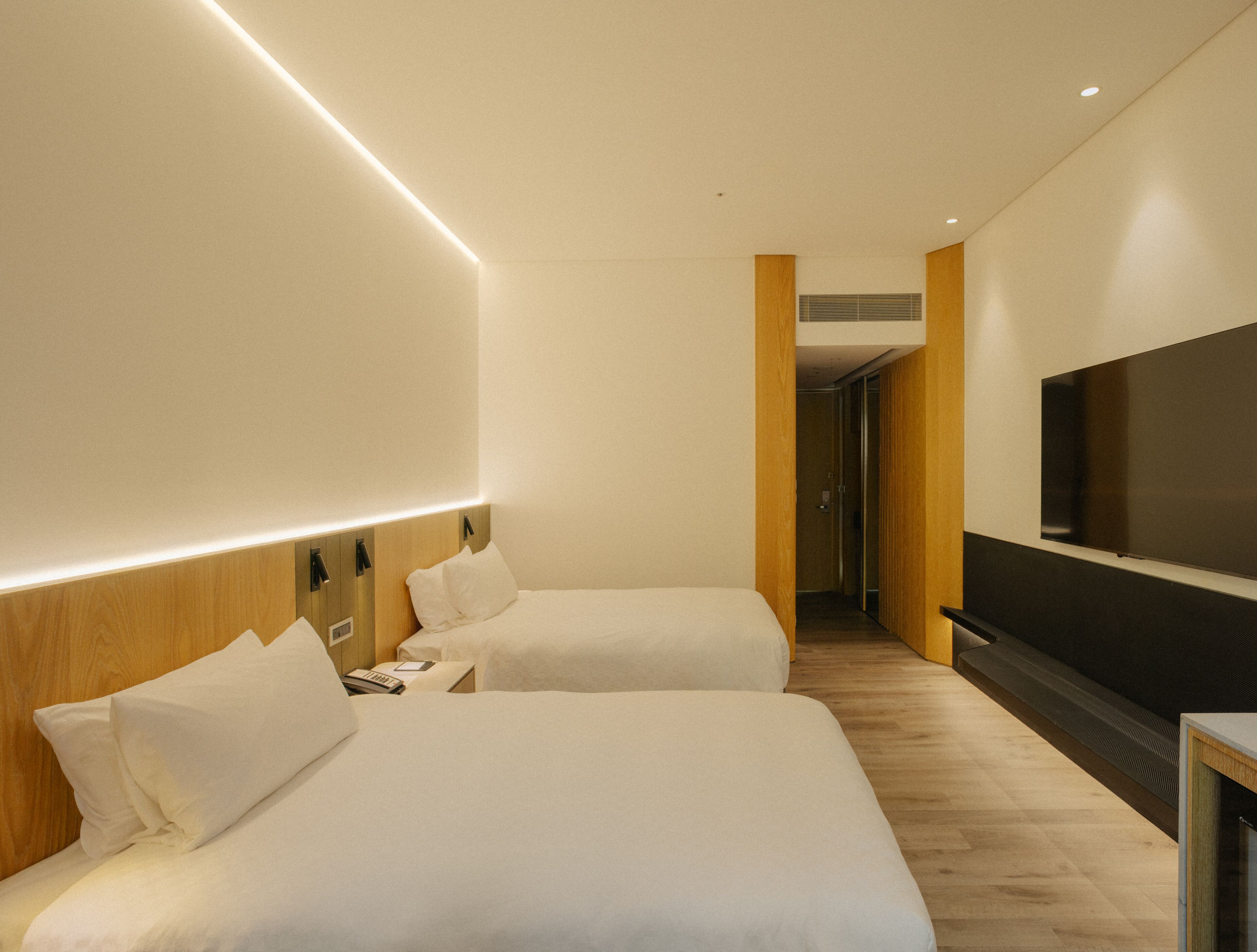 Newly Renovated / Golden Dragon Room-Twin Bed (The Back Building Golden Dragon Pavilion) | Down comforters, pillowtop beds, in-room safe, desk