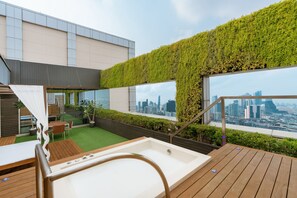 Balcony - Pathumwan Princess Hotel (Bangkok)