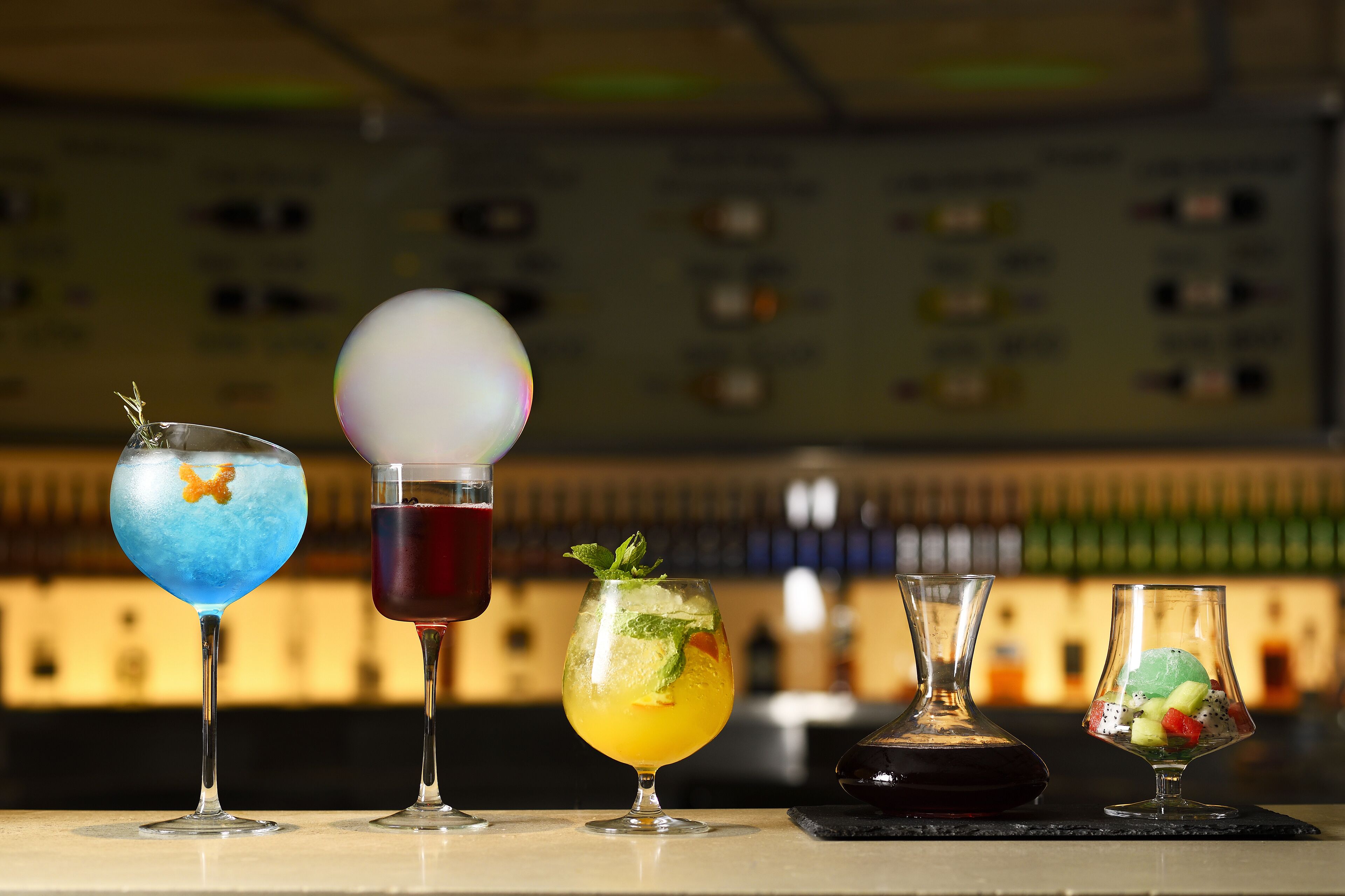 Een bar met verschillende cocktailglazen.