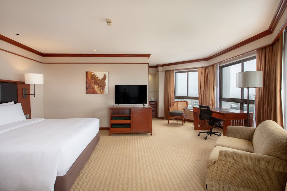 Deluxe Suite, 1 King Bed | Minibar, in-room safe, desk, laptop workspace