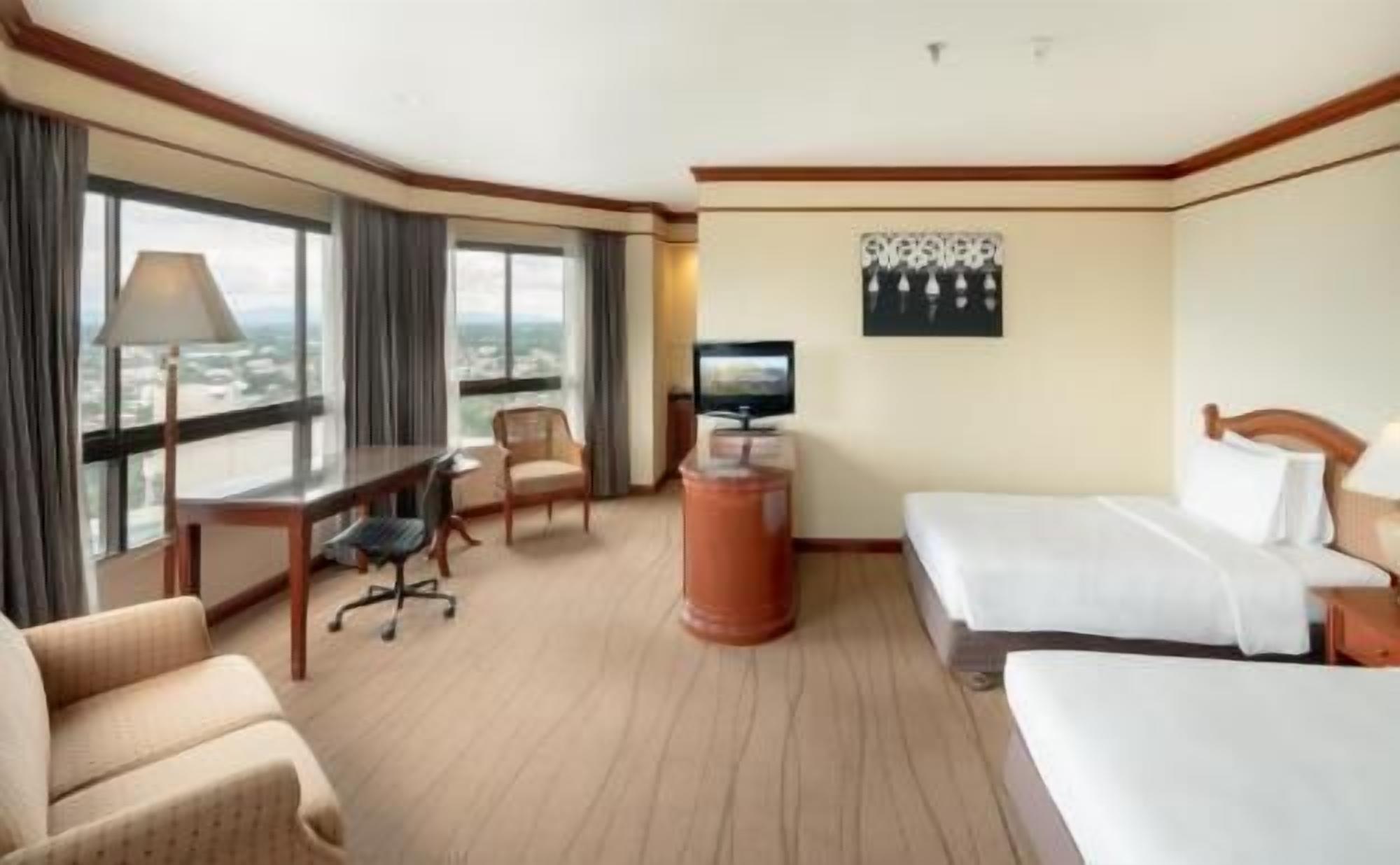 Minibar, Zimmersafe, Schreibtisch, laptopgeeigneter Arbeitsplatz