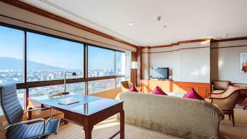 Executive Suite, River View | Minibar, in-room safe, desk, laptop workspace