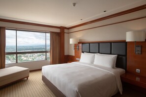 Executive Suite, River View | Minibar, in-room safe, desk, laptop workspace - Centara Riverside Hotel Chiang Mai (Chiang Mai)