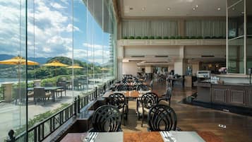 2 restaurants; breakfast, lunch, dinner and brunch served