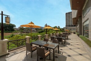 2 restaurants, breakfast, lunch, dinner served; international cuisine - Centara Riverside Hotel Chiang Mai (Chiang Mai)