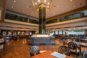 2 restaurants; ze serveren er ontbijt, lunch, diner en brunch 