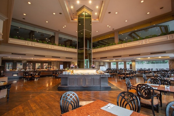 2 restaurants, breakfast, lunch, dinner served; international cuisine 