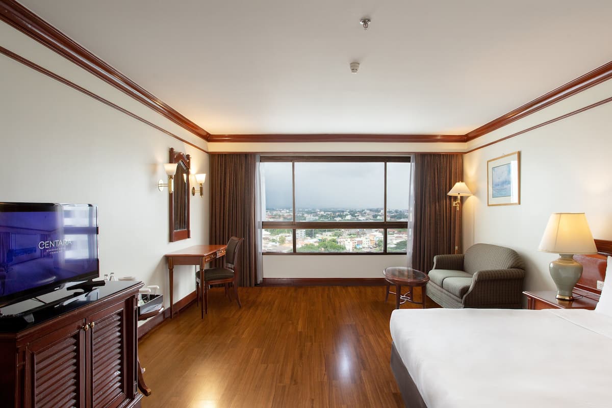 Superior Room, 1 King Bed | Minibar, in-room safe, desk, laptop workspace