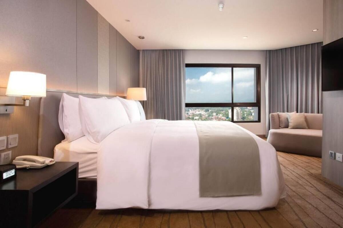 Minibar, Zimmersafe, Schreibtisch, laptopgeeigneter Arbeitsplatz