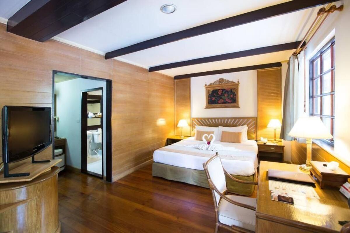 Honeymoon-Doppelzimmer, Poolblick | Minibar, Schreibtisch, Verdunkelungsvorhänge, Zustellbetten