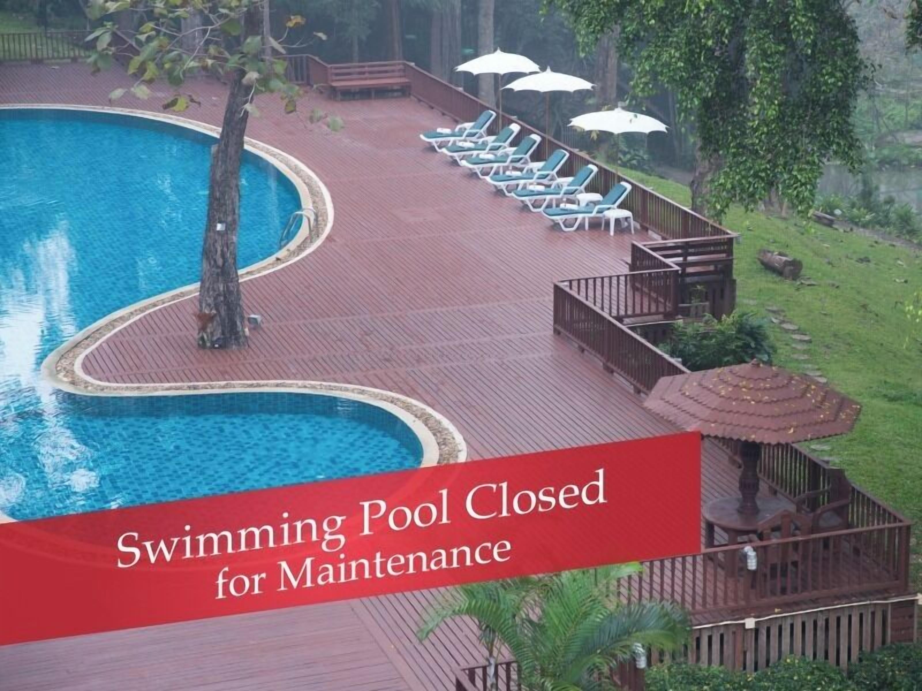 Een minibar, een bureau, verduisterende gordijnen, extra bedden