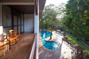 Outdoor pool, open 9:00 AM to 6:00 PM, pool loungers