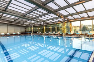 Kapalı yüzme havuzu 