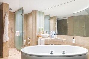 Habitación Deluxe | Baño | Tina y regadera independientes, secadora de cabello, batas, pantuflas 