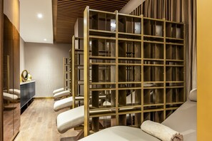 Turkish bath, 4 treatment rooms, manicures and pedicures