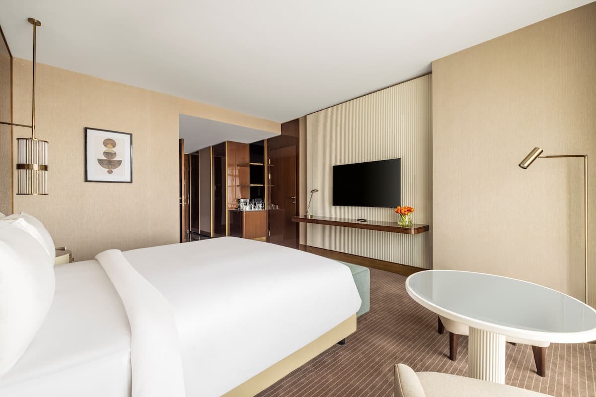 Premium Room | Premium bedding, minibar, in-room safe, desk