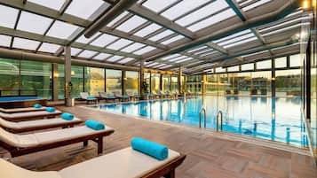 من حمّامات السباحة المغطاة