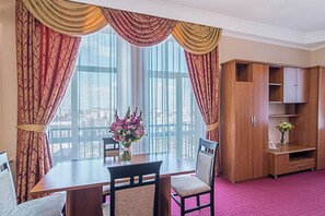 Business-Suite, 1 Schlafzimmer | Wohnbereich